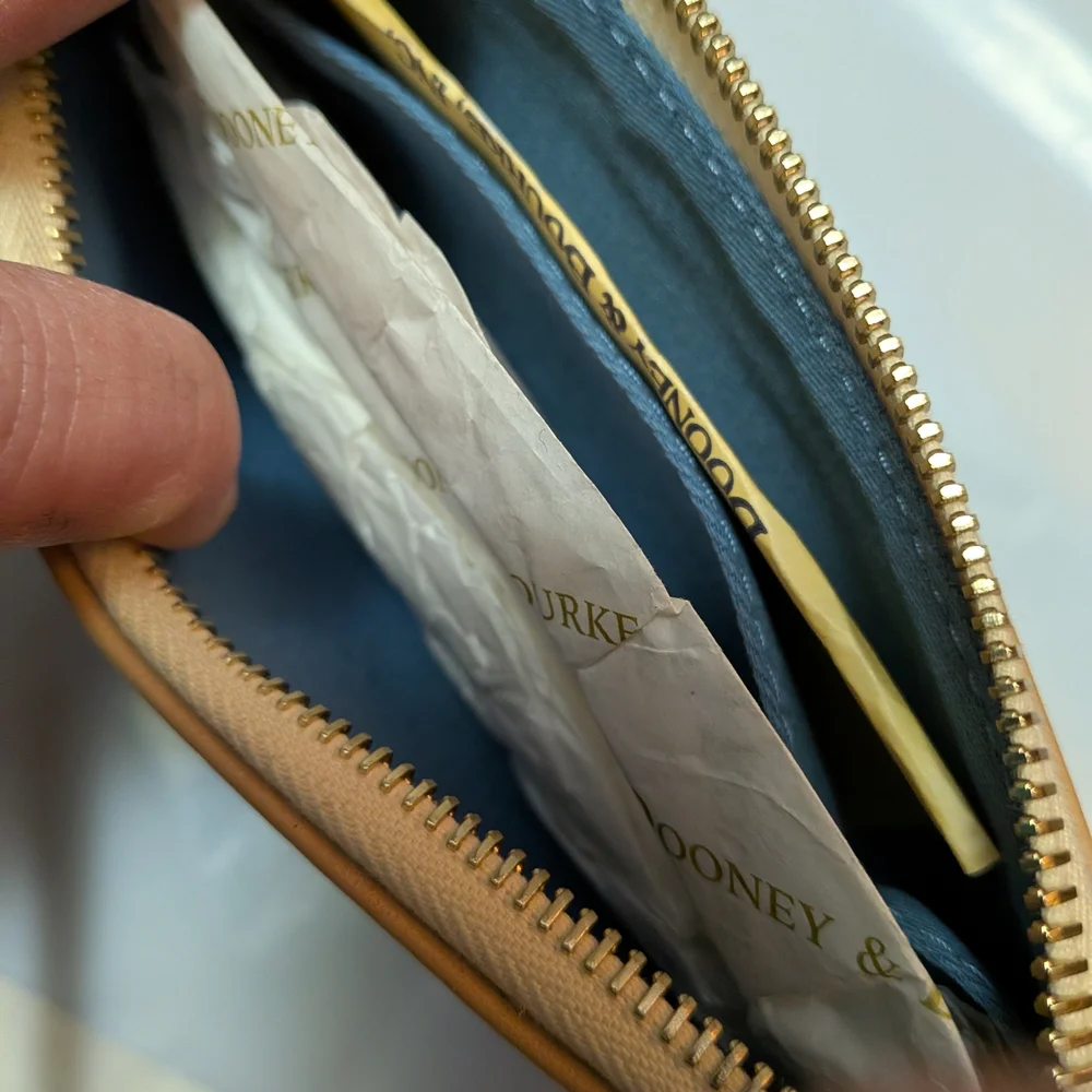 Disney Dooney & Bourke Epcot Flower and Garden 2016 Festival Wristlet.  - Picture 7 of 10